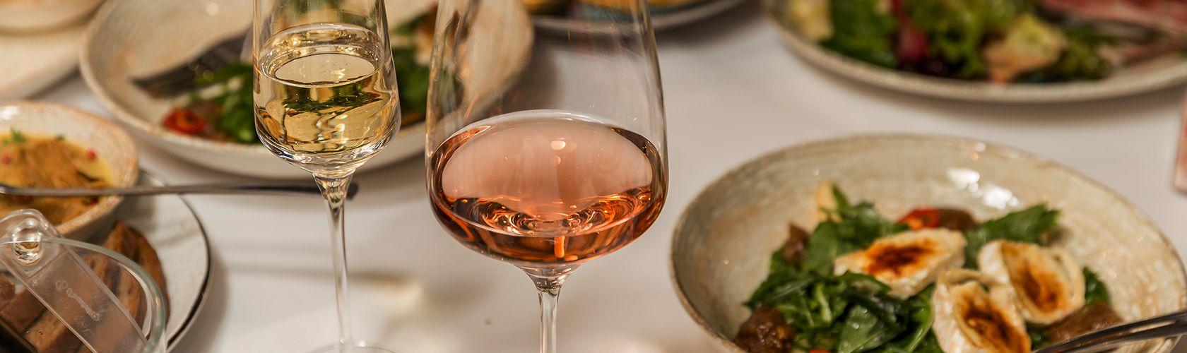 Qual vinho tinto harmoniza melhor com pratos veganos?