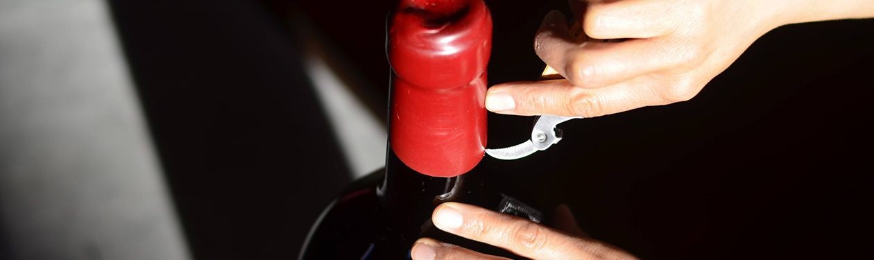 Como abrir vinho sem saca-rolhas